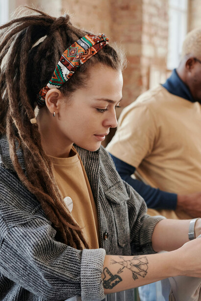Promover a conscientização sobre causas sociais nas redes sociais ou eventos locais é uma maneira poderosa de influenciar positivamente a comunidade