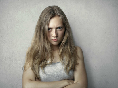 Les colériques sont souvent impulsifs et sujets à des violences verbales et physiques, avec une réactivité émotionnelle intense influencée par des facteurs génétiques et environnementaux