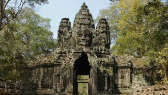 Siem Reap, Camboja. Templo de pedra antigo na floresta. Infelizmente as obras de destaque de Chuon Nath são mais conhecidas ou disponíveis em Khmer, não têm muitas traduções amplamente publicadas para português ou inglês. Alguns livros sobre ele e coletâneas de seus escritos podem ser encontrados em edições acadêmicas, antologias de literatura budista cambojana ou em bibliotecas universitárias especializadas em estudos do Sudeste Asiático. Sua atuação ultrapassa o campo linguístico e assume um papel político e cultural fundamental, especialmente em um contexto marcado por colonialismo, guerras e tentativas de apagamento identitário. Preservar a língua Khmer foi, também, preservar a memória e a soberania cultural do Camboja