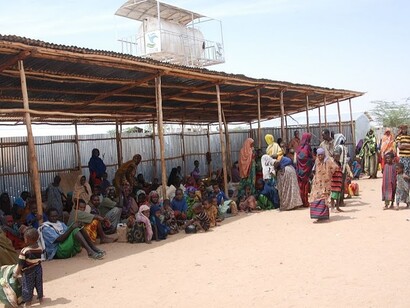 Los recién llegados descansan a la sombra en el centro de recepción de Dollo Ado después de su largo viaje desde Somalia.Los refugiados somalíes enfrentan un destino duro e incierto en los campos etíopes, 2011, frontera con Etiopía
