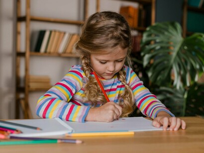 Una bambina che scrive . Chi ha poche parole è povero, è meno vivo di chi ne ha tante