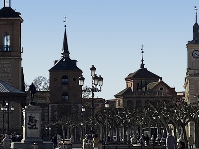 Plaza de Cervantes en Alcalá de Henares, España, en las torres del fondo se notan las siluetas de algunas cigüeñas y sus nidos. Colección Jorge M. González