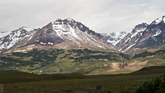 Paso Roballos. Se encuentra en el extremo sur de ambos países, se accede desde Chile por la Ruta X-83 y desde Argentina con la ruta provincial N.º 41. En Chile, la localidad más cercana a este paso es la comuna de El Baker, a 11 km y en Argentina, Bajo Caracoles. La habilitación es permanente. Vista desde la frontera entre Chile y Argentina