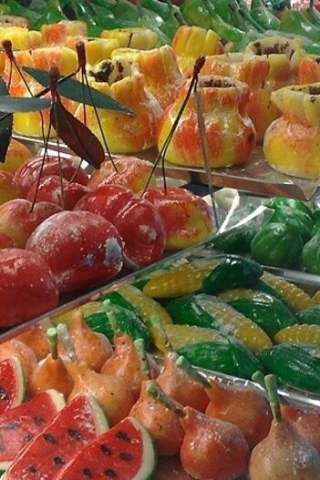 La frutta martorana, con i suoi colori vivaci e le forme perfette di frutti, è un dolce tipico siciliano che, durante la Festa dei Morti, incanta grandi e piccini, rappresentando una tradizione antica che celebra l'arte della pasticceria e il legame affettuoso con i propri cari