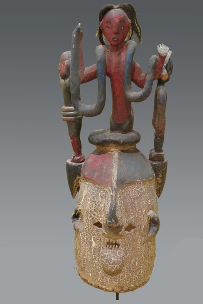 Maschera a casco di Mami Wata, popolo Igbo o Ibibio, Nigeria, XX secolo, legno, vernice, fibra vegetale, ferro e capelli, Lowe Art Museum. Mami Wata è spesso invocata per il successo finanziario, la prosperità e la buona fortuna. I suoi fedeli le offrono doni come denaro, alcolici e profumi, nella speranza di ottenere i suoi favori
