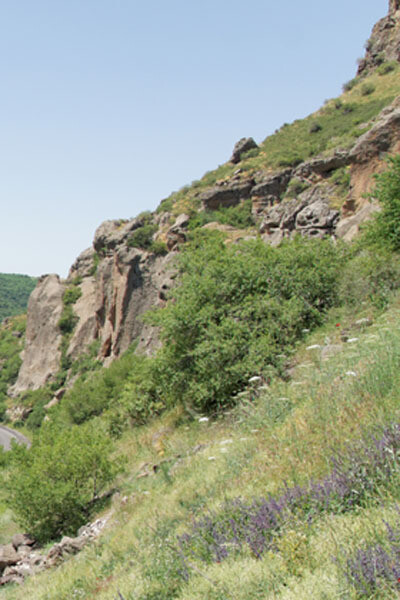 Valle del monasterio: el monasterio, junto con el valle alto del Azat, fueron incluidos por la Unesco en la lista del Patrimonio de la Humanidad en 2000