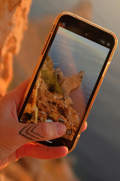 Explore o ressurgimento da fotografia analógica em meio à era digital. Descubra como a intencionalidade e a singularidade das imagens capturadas ressoam em um mundo saturado de fotografias