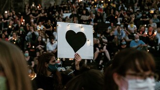 Por que não saímos da bolha? O sarcasmo aqui não é riso leve, mas defesa, espada e escudo ao mesmo tempo. Ele nasce do cansaço de quem já não tolera a hipocrisia travestida de “civilização”. Ora, ora meus caros leitores e amigos; criticamos os viciados e ficamos tal como eles — implorando por drogas lícitas (lê-se liberadas pelo governo) nas farmácias da vida quando ainda estamos sem o receituário em mãos