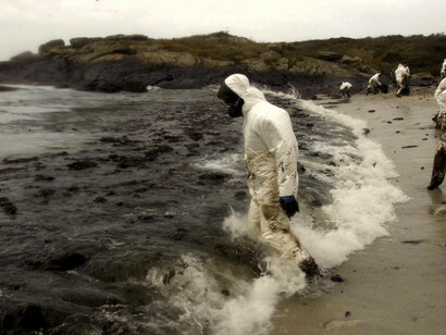 El desastre del «Prestige» representó una de las mayores catástrofes medioambientales de lo que llevamos de siglo, aunque al mismo tiempo permitió visualizar lo mejor la condición humana, cuando miles de voluntarios de todo el mundo se presentaron en las costas gallegas para ayudar en las labores de extinción formando una auténtica «marea blanca»