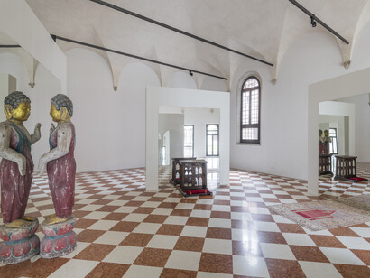 The Time of Judgement, 2017, mirror, carpet, Buddha sculpture, kneeling-stool, site specific dimensions. Courtesy: the artist and GALLERIA CONTINUA, San Gimignano / Beijing / Les Moulins / Habana. Photo by: Oak Taylor-Smith. View and details