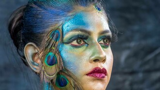 Ballerina di danza del pavone. La danza del pavone viene eseguita da ragazze vestite da pavone durante la festa del raccolto Thai Pongal negli stati indiani del Tamil Nadu e del Kerala, India
