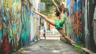 A capacidade humana de ressignificar é uma constante na cultura brasileira, principalmente marcada por um processo de antropofagia cultural (conceito cunhado por Oswald de Andrade, no Manifesto Antropofágico de 1928), que defende a ideia de devorar influências externas, a fim de transformá-las em algo genuinamente nacional. Essa postura, ao mesmo tempo crítica e criativa, está presente no modernismo, nas batalhas de slam, dos ateliês às redes sociais