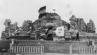 Bandiere della fazione ribelle davanti alle rovine del monumento al Sacro Cuore di Gesù, fatto saltare in aria dai repubblicani. Novembre 1936, Spagna