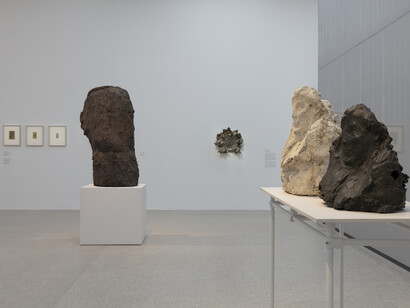Various artists, Inventing modern sculpture, exhibition view. Courtesy of MUMOK