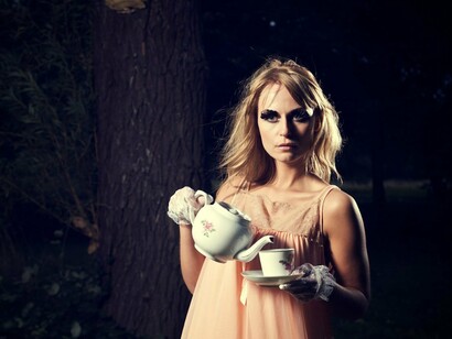 Una mujer sonámbula se sirve un café