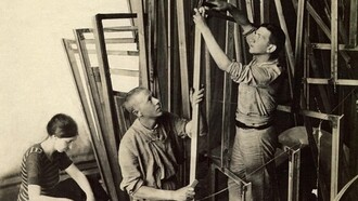 Vladimir Tatlin con gli assistenti al lavoro sul modello della Torre. Nome degli assistenti: D. Dymshits-Tolstaya, I. Meerzon, T. Shapiro; Fotografia dell'Archivio Nikolai Punin di San Pietroburgo, Russia