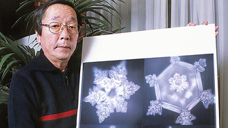Docteur Masaru Emoto. Il a soumis de l’eau à des émotions, des intentions, des sons et des mots positifs et négatifs