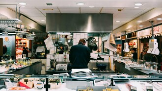 Uno chef che lavora in un mercato coperto