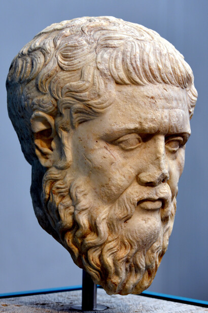 Busto de mármol de Platón. Copia romana (siglo I d.C.) de un original (350-340 a.C.). Antiguo Museo, Berlín, Alemania. El diálogo fue el recurso literario más usado por Platón