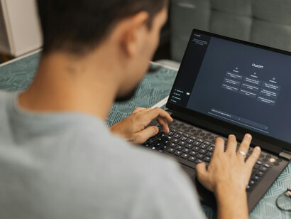 Descubra como a inteligência artificial generativa, como o ChatGPT, está mudando a educação. Explore suas oportunidades e desafios nesta análise