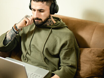 Uomo intento a lavorare al computer