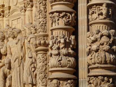 Astorga. Relieves en la fachada de la Catedral de Santa María