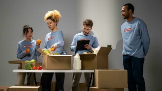 Segundo o relatório da Harvard Human Flourishing Program (2022), pessoas que praticam atos de bondade têm níveis mais baixos de estresse, melhor saúde mental e maior engajamento social. A ciência já mapeou inclusive as áreas cerebrais relacionadas à empatia e à compaixão: a ativação do córtex pré-frontal medial e da ínsula anterior mostra que ser bondoso literalmente fortalece circuitos neurais ligados à regulação emocional