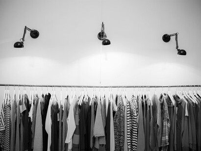 Sustentabilidade na venda de roupas. O questionamento da sustentabilidade na moda é essencial para garantir que o movimento se traduza em mudanças reais e significativas