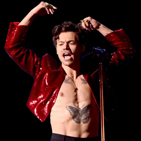 O cantor norte-americano Harry Styles e o seu blazer em formato de cropped