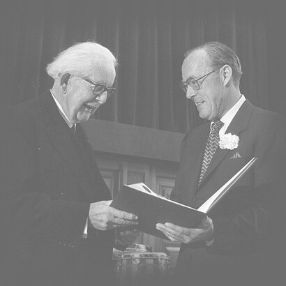 Jean Piaget (1896-1980), Begründer der Genetischen Epistemologie, erhält den Erasmus Preis von Prinz Bernhard aus dem Niederlande in Amsterdam, Aufnahme: 1972