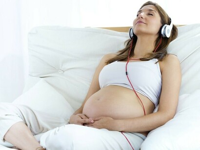 Embarazada escuchando música