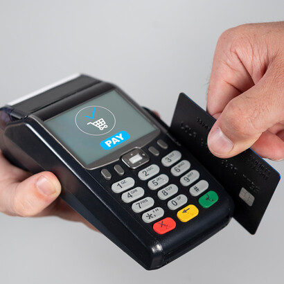 Máquina de cartão. Adotar um consumo consciente, ponderado e sustentável, no qual as pessoas possam fazer as suas escolhas informadas sobre o que compram