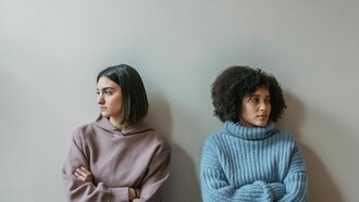 Crecer también es esto: aprender a soltar vínculos que nunca te sostuvieron; dejar de insistir donde no eres prioridad; y entender que perder a alguien