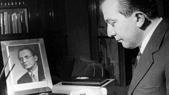 Giulio Andreotti nel suo studio a Roma, con una foto di Alcide De Gasperi, negli anni Cinquanta