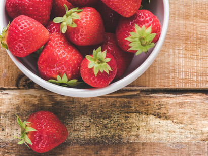 Fragole con piccioli in ciotola