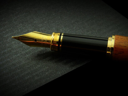 Tavolo di lavoro con pennelli, matite e spatole: come convincere le parole a disegnare i sentimenti che hanno bisogno di essere detti per non perdere le tracce del vissuto