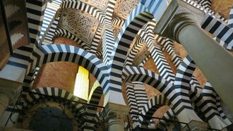 Cappella divisa in tre strette navate, con l’intreccio di archi a strisce bianche e nere che ricordano i disegni di Escher, Rocchetta Mattei, Grizzana Morandi (BO), Italia