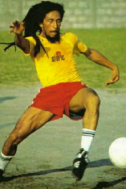 Bob Marley jouant au foot