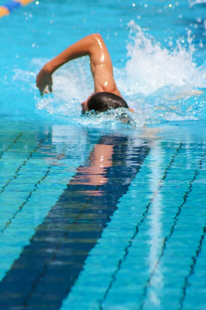 Deportista olímpico en una prueba de natación