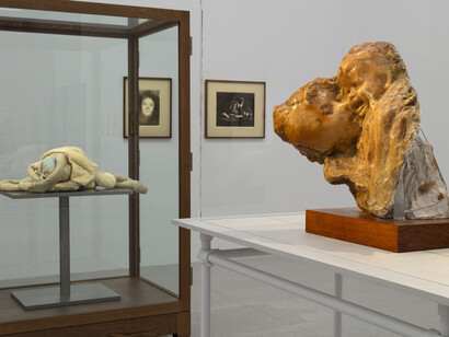 Various artists, Inventing modern sculpture, exhibition view. Courtesy of MUMOK