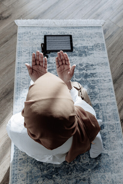 Islam et immigration. Certaines coutumes anachroniques restreignant les droits des femmes reçoivent alors une justification religieuse, puisque dans le Coran, interprété sans aucune contextualisation, la femme est toujours considérée comme un être inférieur à l'homme