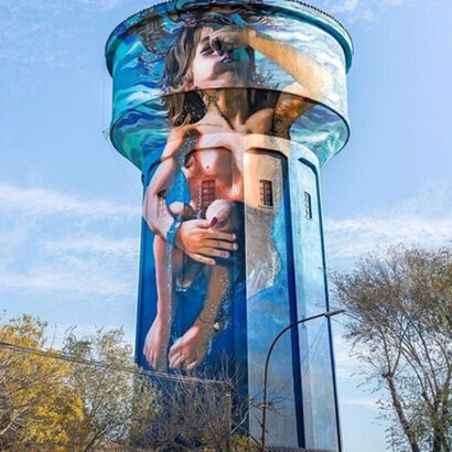 Mural en torre de agua del artista Marín Ron,
Miramar, Argentina