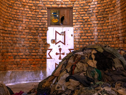 Tabernáculo, la base de la torre, parcialmente oscurecida por una pila de textiles, Memorial al Genocidio de Nyamata, Ruanda, 2019. Fotografía de Kaitlyn Levesque. Cortesía de Penn Praxis