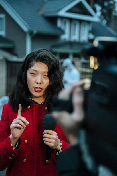 A educação em mídia e literacia digital é crucial para capacitar indivíduos a reconhecer desinformação, fortalecendo a democracia e a liberdade de expressão