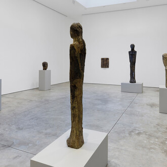 Hans Josephsohn, Early sculpture (1947-56), exhibition view. Courtesy of Skarstedt Gallery