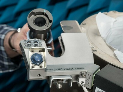 Un tecnico della NASA mostra come maneggiare il tubo dell'urina, come farebbe un membro dell'equipaggio. Un imbuto (non mostrato) è attaccato all' estremità aperta di
questo tubo e può essere facilmente sostituito o rimosso per la disinfezione.
Credit: NASA