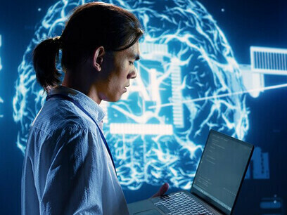 Ingegnere che esegue simulazioni di IA all'incrocio tra intelligenza artificiale, filosofia e tecnologia, indagando le interazioni uomo-macchina e l'integrazione dell'IA nei settori dell'istruzione e della medicina