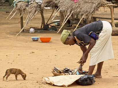 Femme extrêmement pauvre travaillant, Afrique