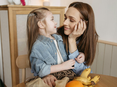 Madre e hija charlando. En la actualidad y desde las últimas décadas, las mujeres y familias se han replanteado la decisión de tener hijos