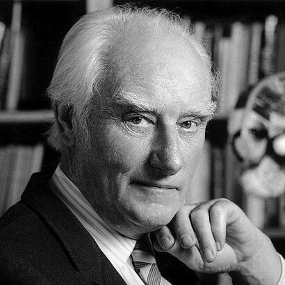 Il neuroscienziato, biofisico, biologo molecolare britannico Francis Crick nel suo ufficio